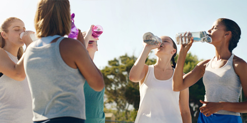 Grupo de mulheres a fazer desporto Grupo de mulheres a fazer desporto
